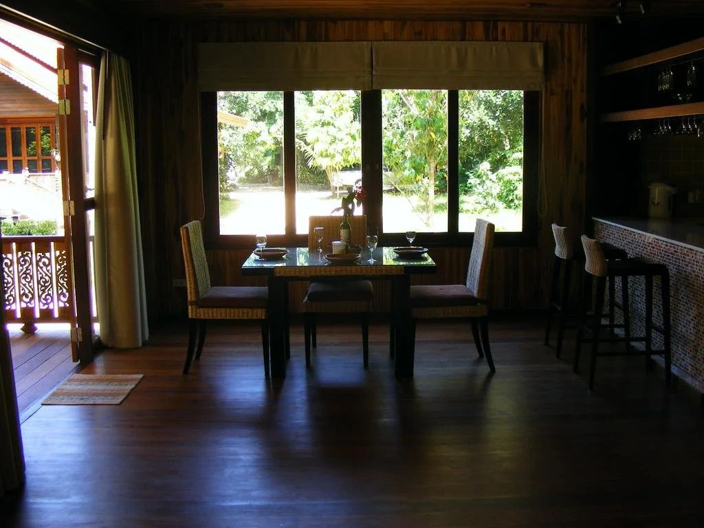 Baan Banyan Villa, wood house short walk to Mae Nam beach