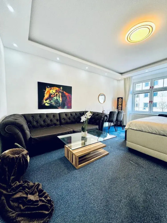 Private Rooms in Spacious 7-Bedroom Apartment, Prime Location