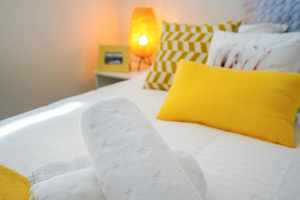 U201 Brunswick Living Top floor Balcony Close to APT and CBD Free Wifi Tram at Doorstep