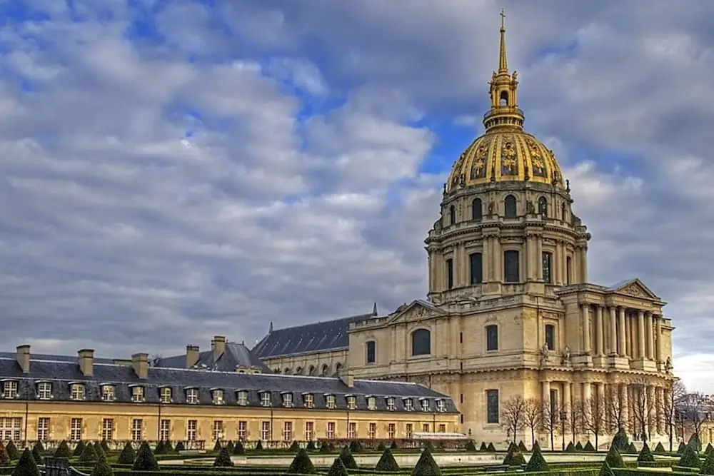 Renovated Apt close to Bastille. Sleeps 4