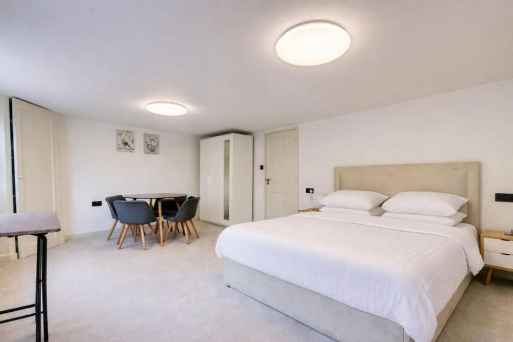 Stylish 2BR Apartment in Leicester Square
