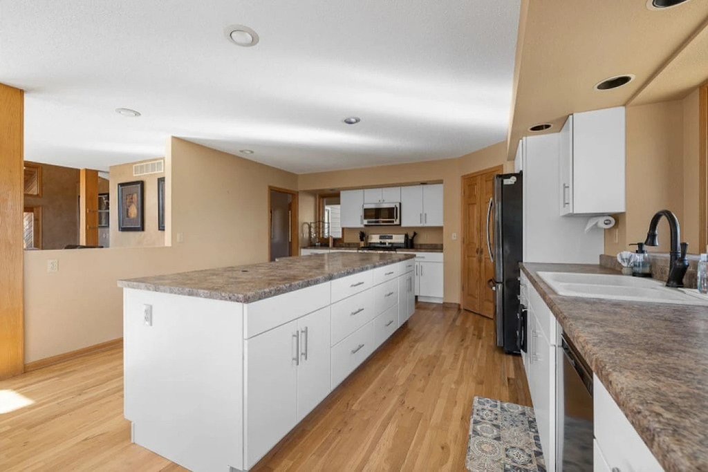 Peaceful Pines 5 BR Home with Hot Tub!