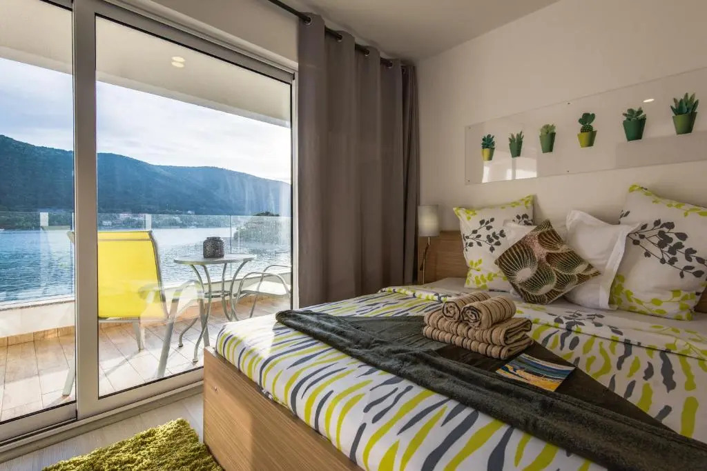 Holidays Roko - Sea View Apartments with Pool