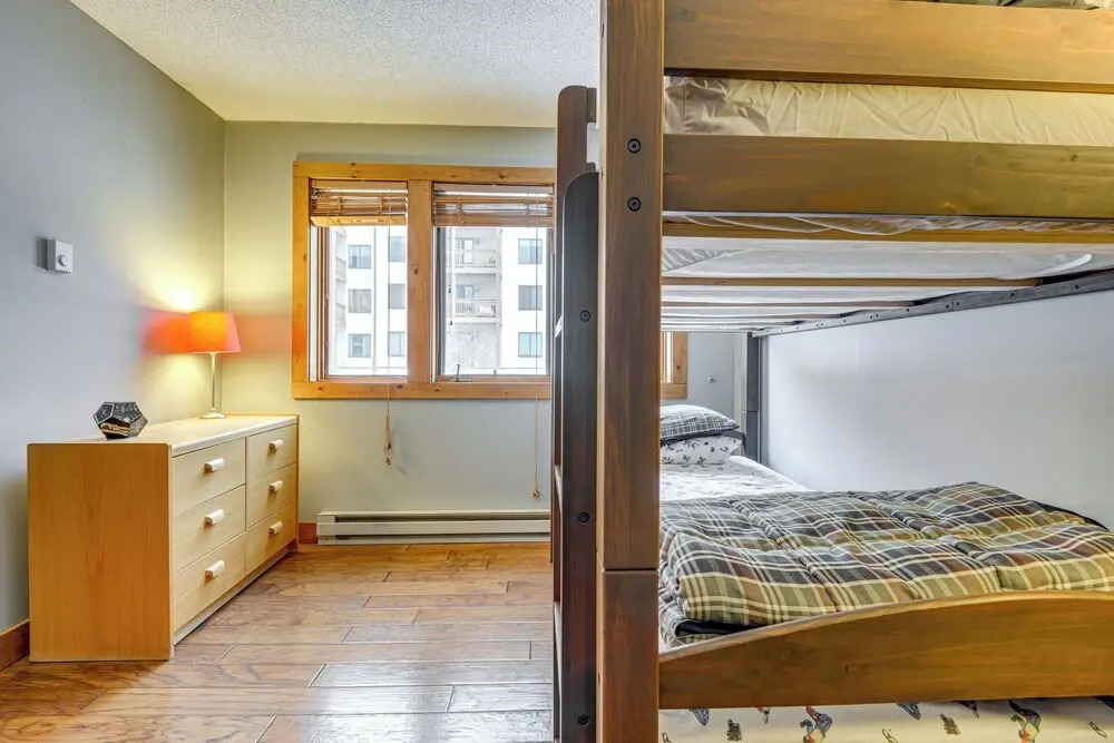 < 1 Mi to Mt Snow: Charming Condo w/ Fireplace