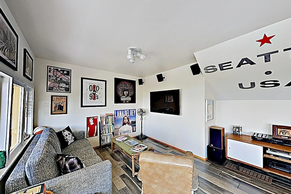 New Listing! Easy Street Beach House On Alki 3 Bedroom Cottage