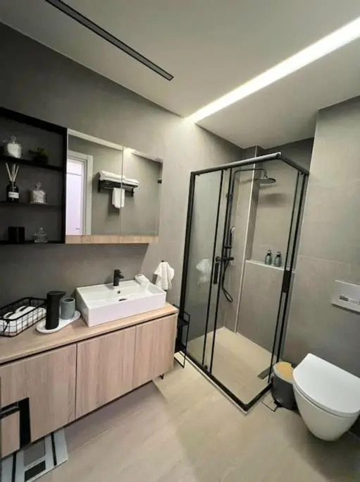 8 Blocks Apartments 4B