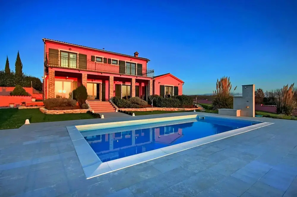 Gorgeous Villa With Private Swimming Pool and Covered Terrace