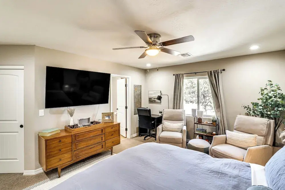 4 Mi to Lake: Show Low Home w/ Hot Tub