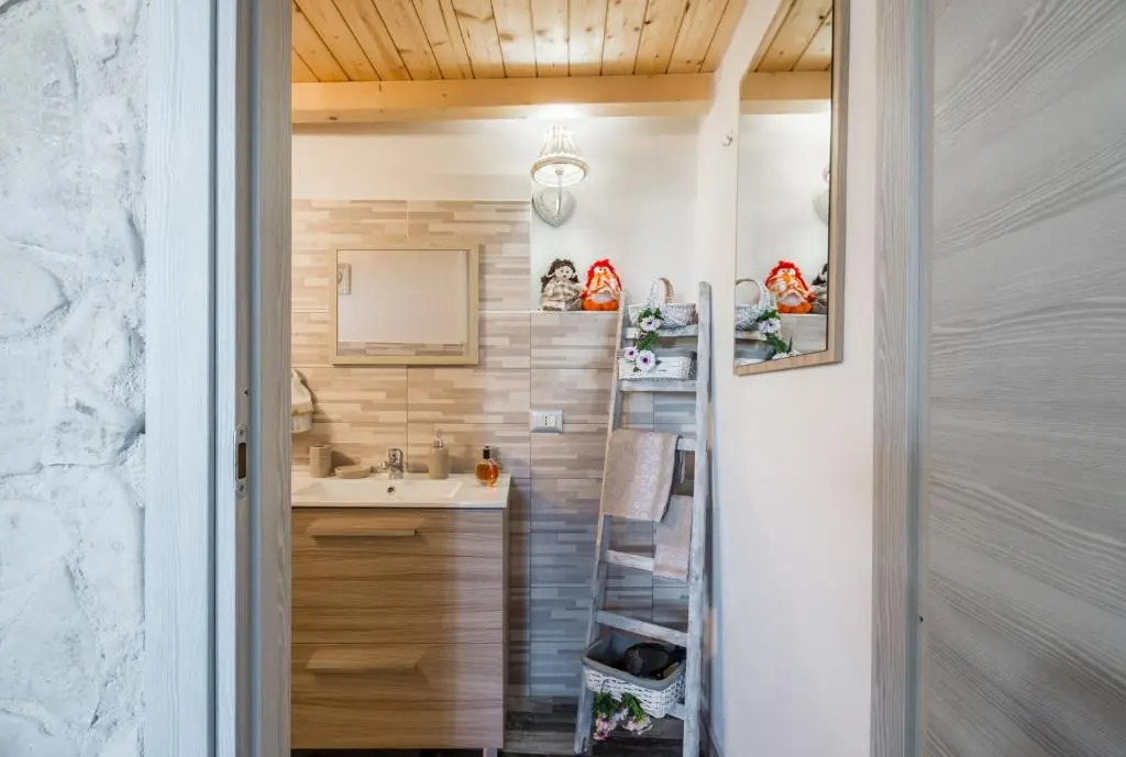 "The Cottage"with sea view, parking & wifi