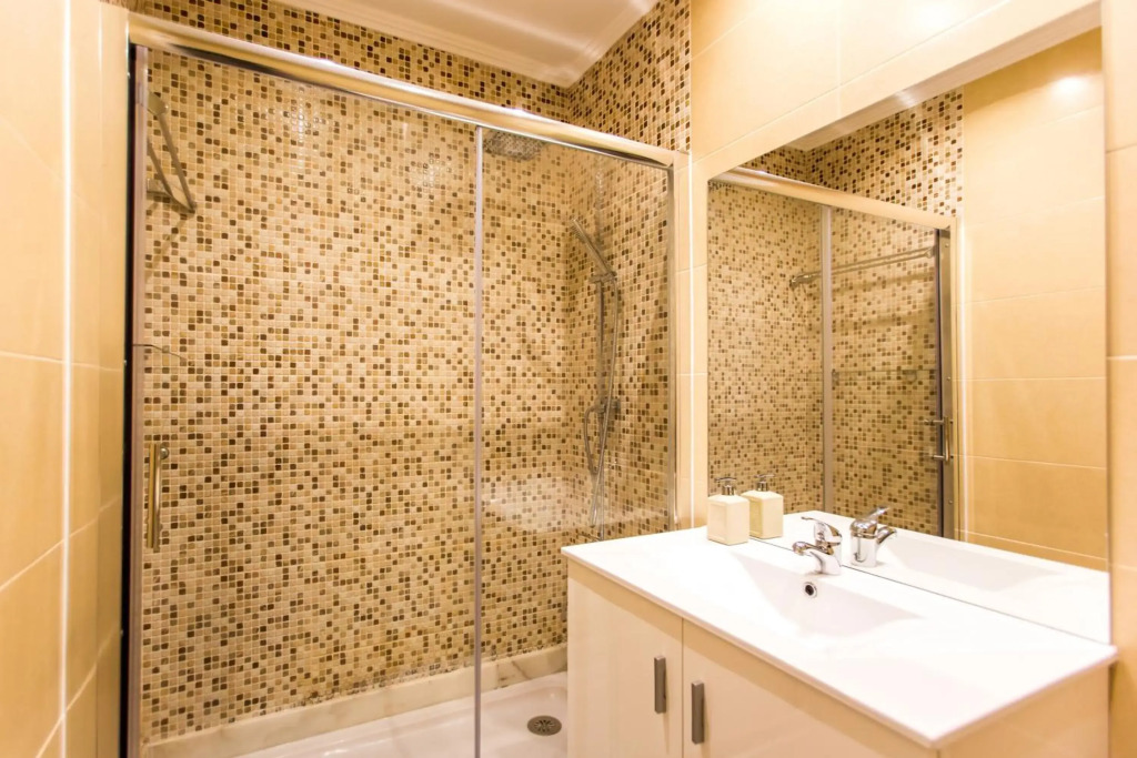 Belem! Charming 2 Bedroom Apartment w terrace, Wifi & free parking