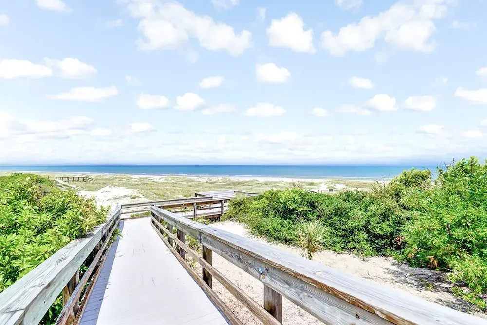 Sun-kissed Condo in Prime Location W/shared Pool, Private W/d, Free Wifi, AC
