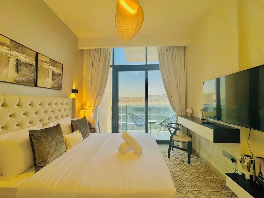 Venduras - Chic Studio in Azizi Riviera