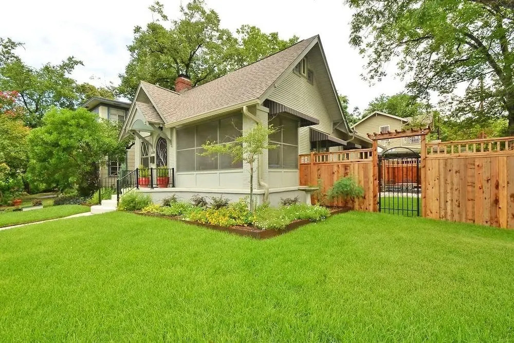 3BR 1.75BA Stylish Hyde Park House by RedAwning