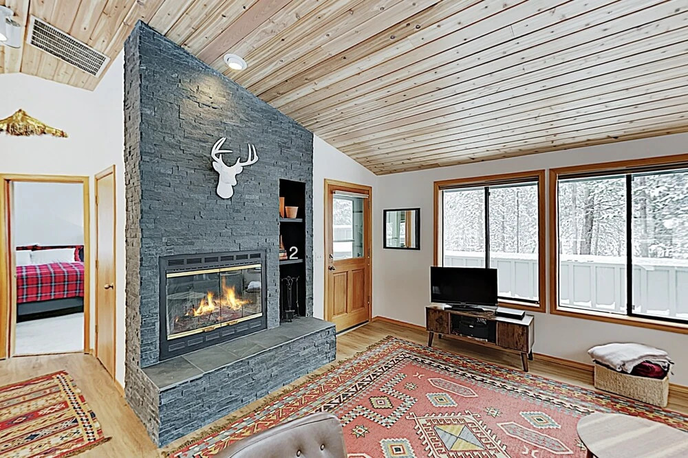 New Listing! Quiet W/ Hot Tub & Sharc Passes 3 Bedroom Home