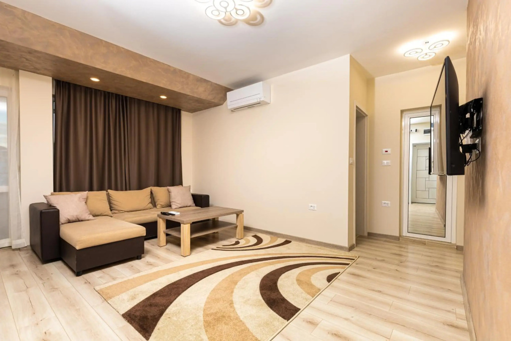 Sunny 1BD Apartment in OLD TOWN