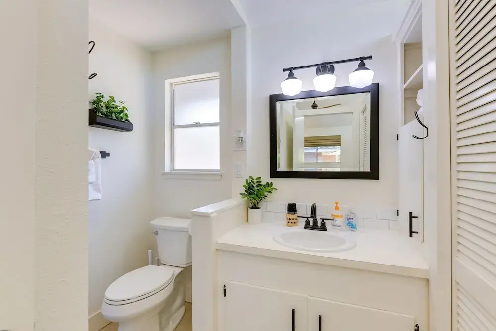 Pet-friendly Rockport Escape: 2 Mi to Beach!