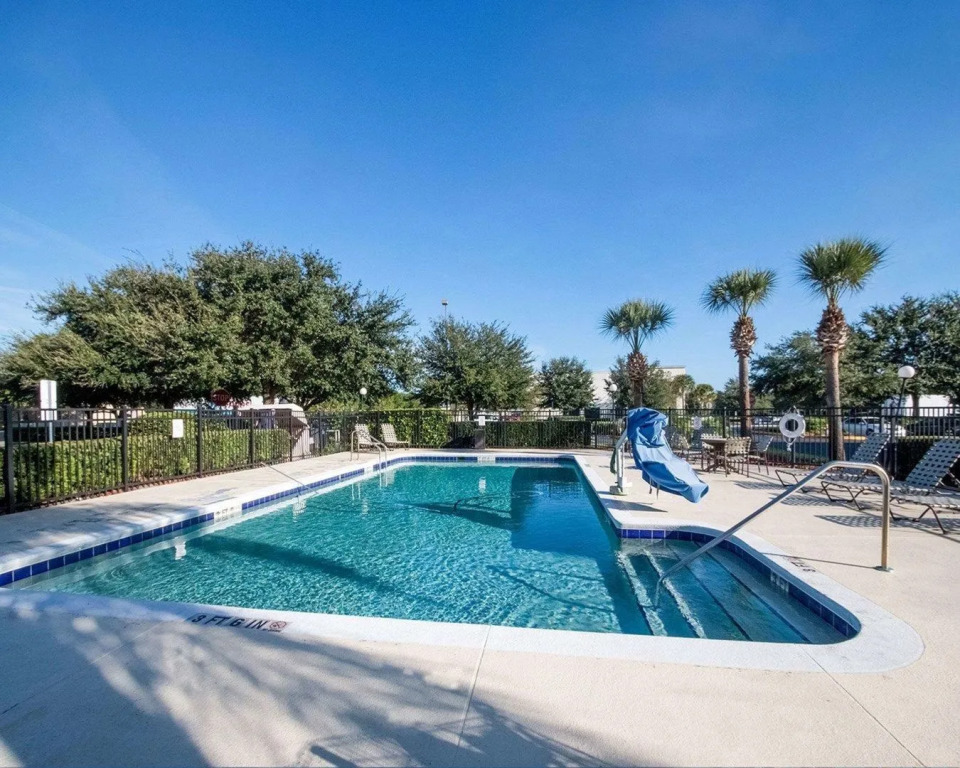 HomeTowne Studios by Red Roof Orlando South