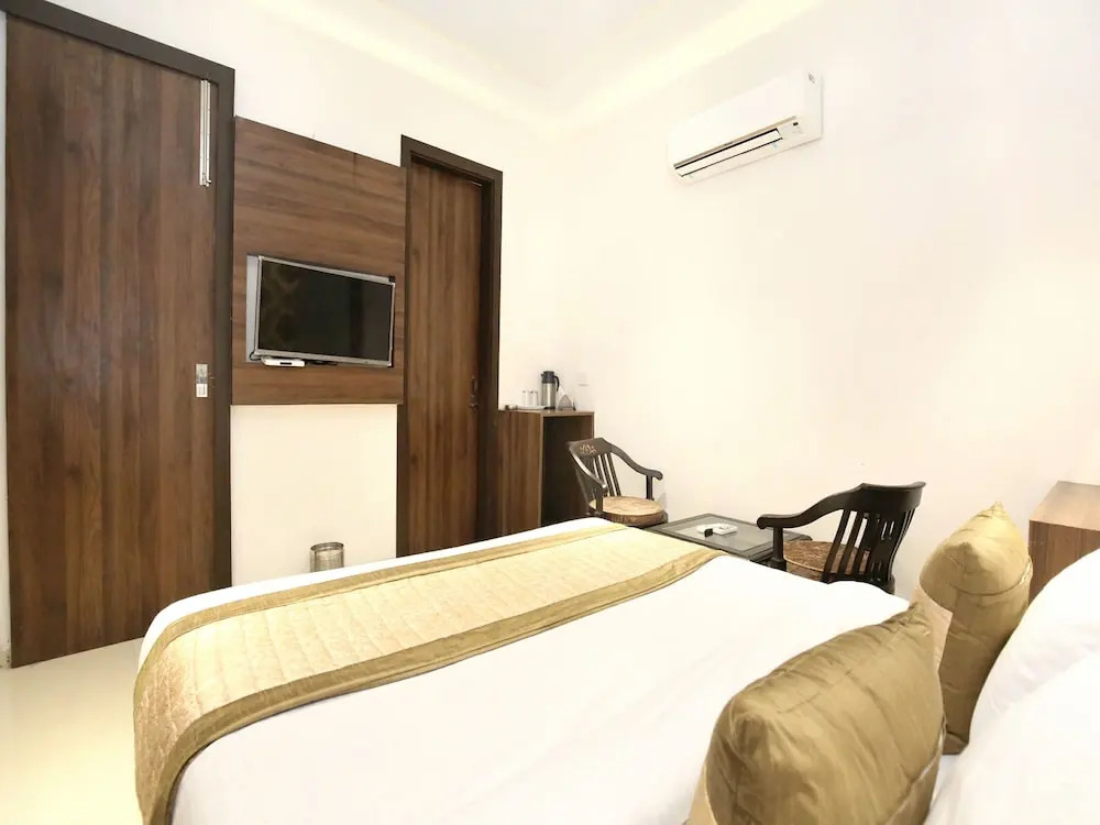 OYO 11680 Hotel Grand Star
