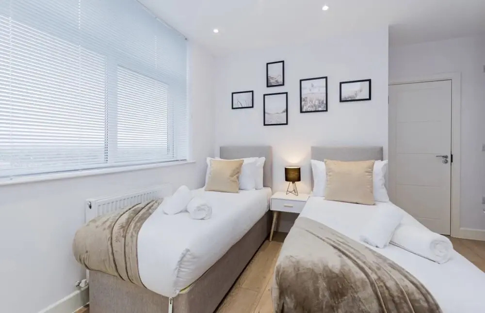 Elegant Central Private Parking Leisure Contractor
