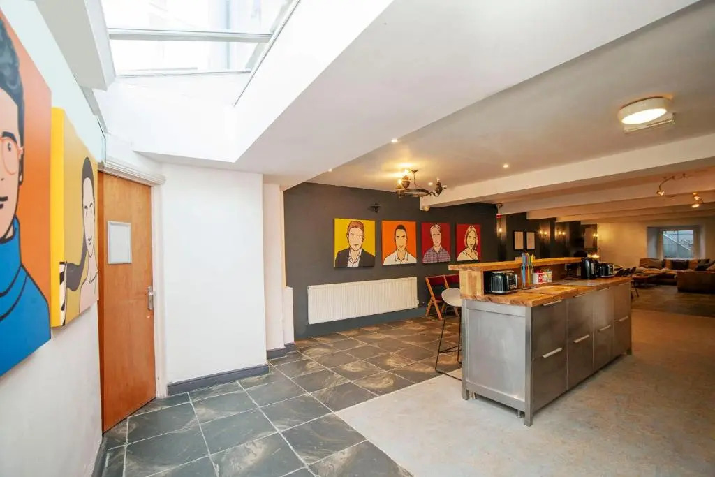 Quirky Cardiff Bay Hen House Sleeps 14-16