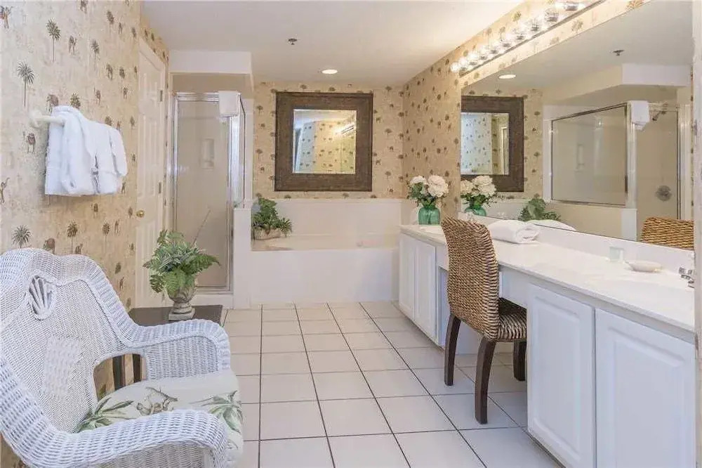 The Enclave 907 - 3 Br condo by RedAwning