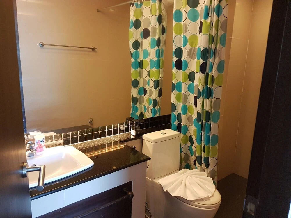 Kris - Modern Spacious 2 Bedrooms Condo with Pool