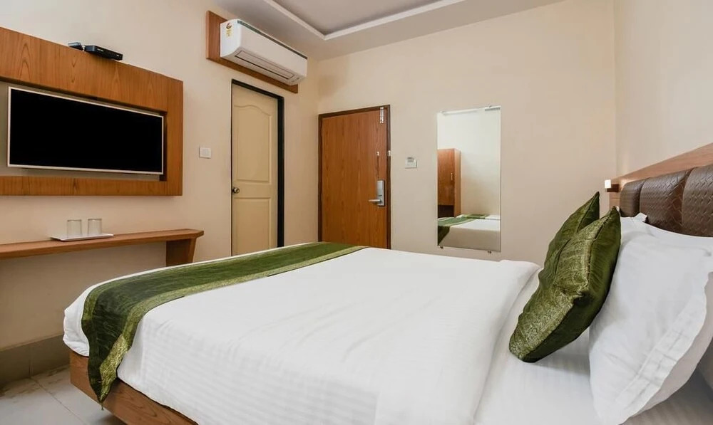 Hotel Volga Plaza (Near Colaba Causeway)