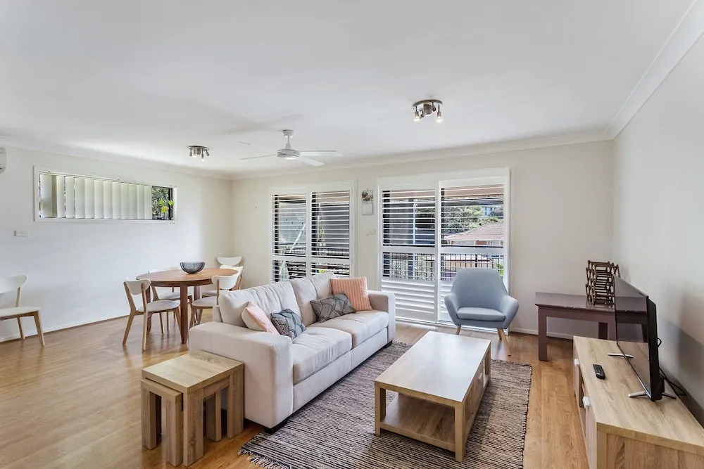 Navala Avenue, 6