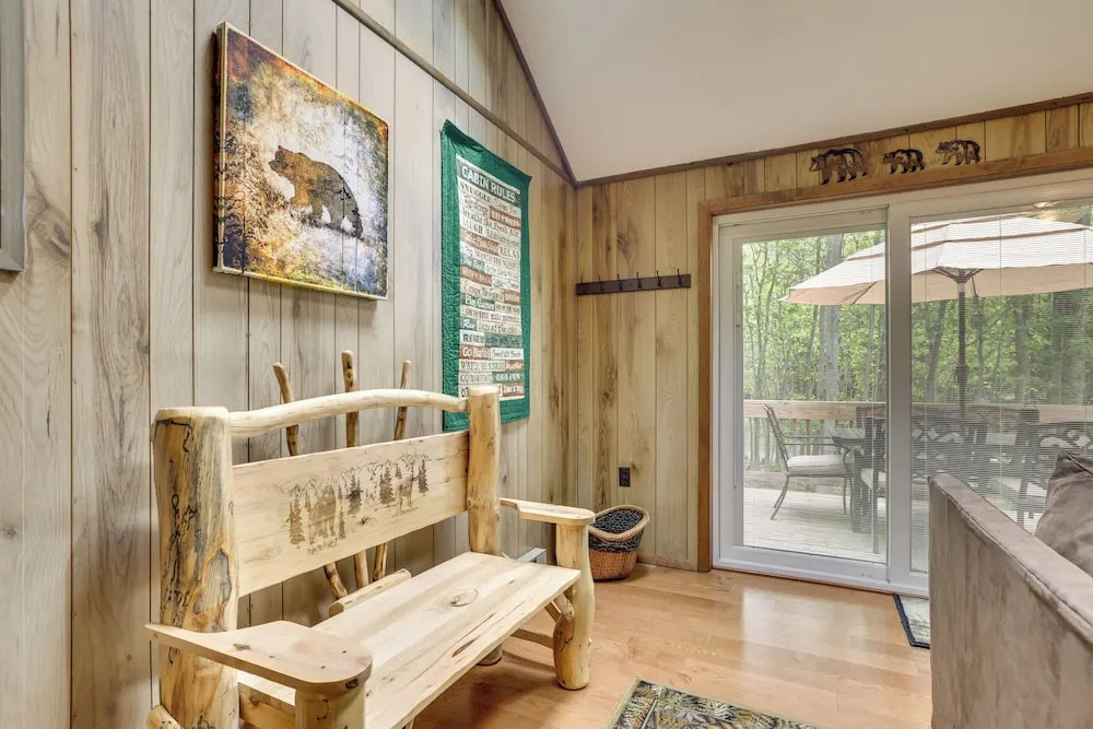 Cozy Bear Den Cabin Game Room & Golf Cart