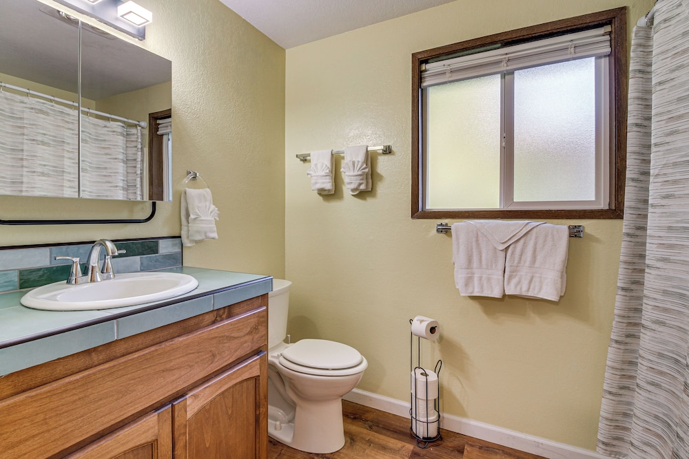 Walk to Mingus Park! Wooded Coos Bay Getaway