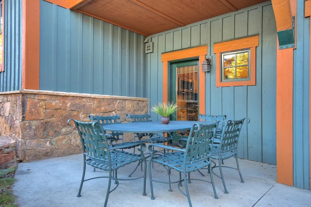 Premier 2-story Townhome Minutes From Winter Activities 3 Bedroom Townhouse by RedAwning