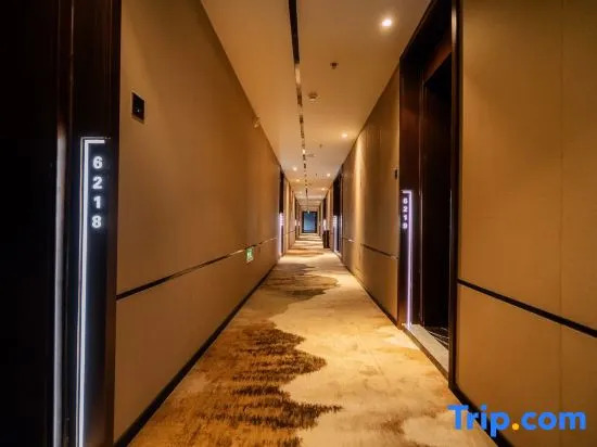 Yongguang Smart Hotel (Zhoukou Wuyi Square Passenger Transport Center Station)