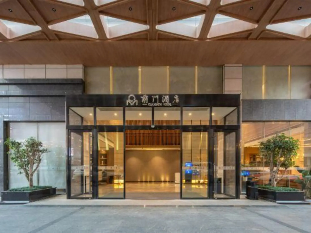 Qianmen Holiday Inn (Zhuhai City Rail Mingzhu Station)