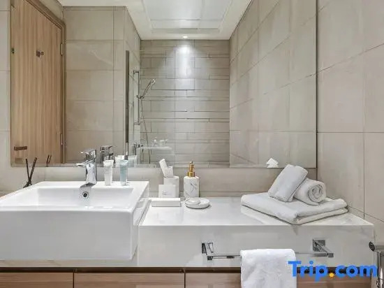 Cozy 1BR w/ Balcony Views Azizi Riviera, Meydan