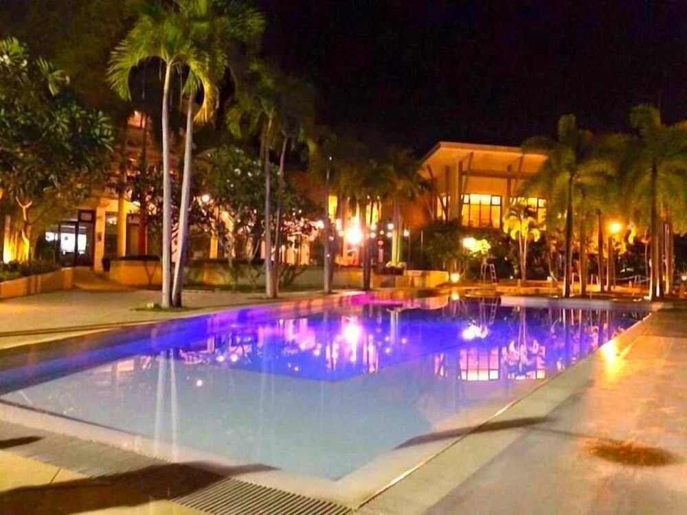 Beach condos at Pico de Loro Cove & possible Beach Club Access & Wi-Fi & Netflix, 42-50TVs with Uratex beds & pillows, equipped kitchen, balcony, parking, guest registration fee is not included
