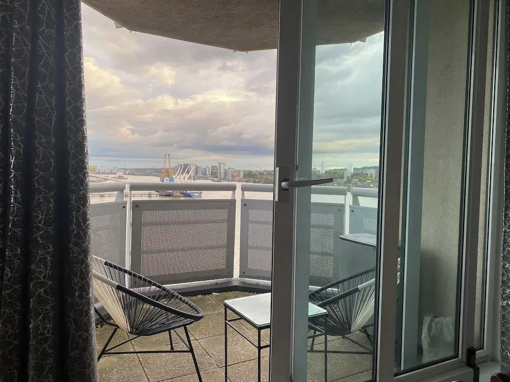 Cosy 2 Bedroom Royal Docks Apartment