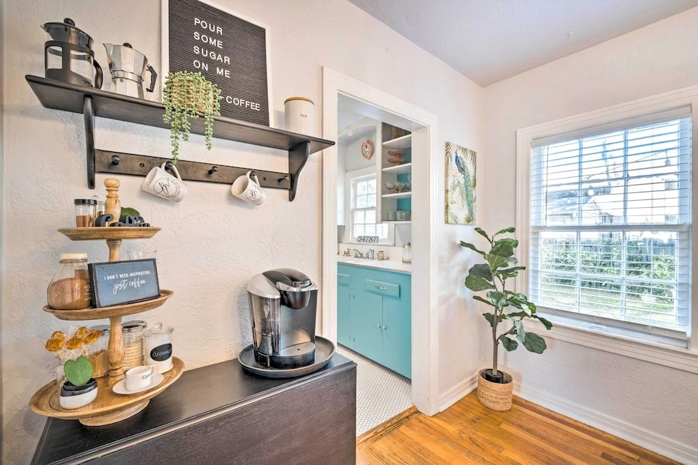 ~ 12 Mi to Disney: Downtown Winter Garden Cottage!