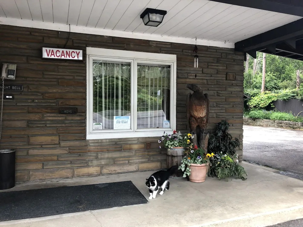 Gold Eagle Inn
