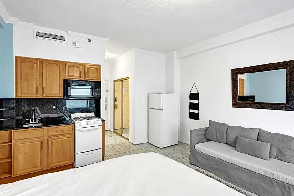 HB 414 - Beach Front suite at Hollywood Beach Resort - direct beach access Swimming Pool