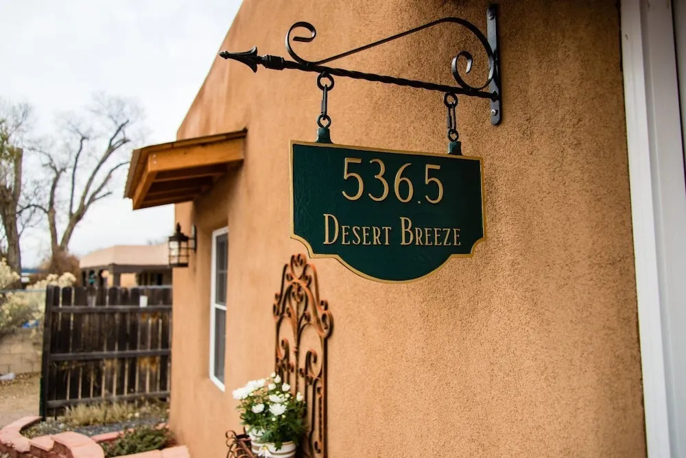 Desert Breeze - Delightful Railyard Adobe, Walk to The Plaza
