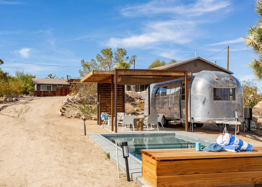 Smoketree by Avantstay An Oasis w/ Two Kitchens, Pool, Hot Tub & Air Streamer!