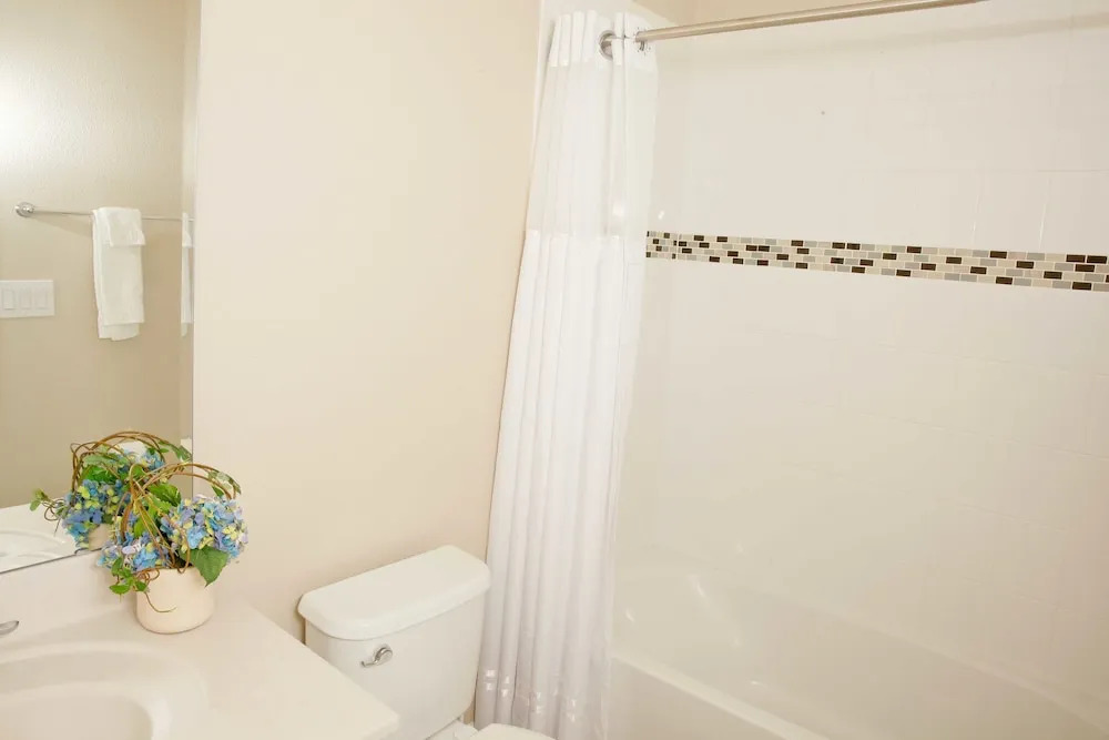 OA24 Solterra 6Br Pool Home GRoom