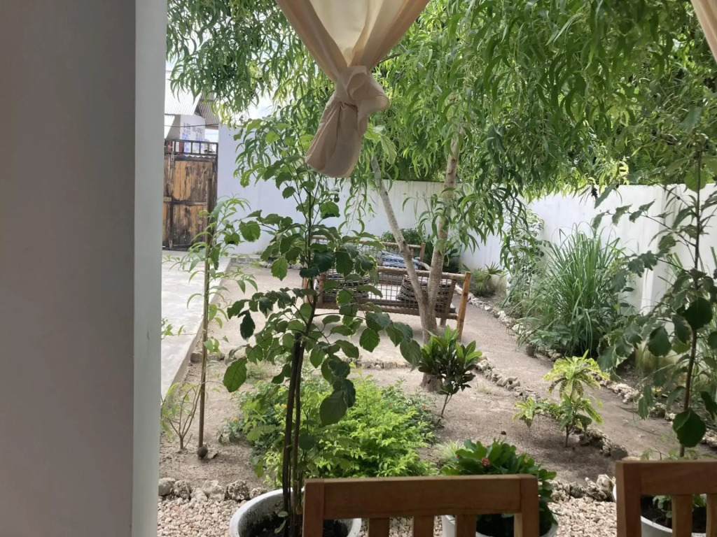 Private 2 bedrooms apt with WIFI only few steps to the beach