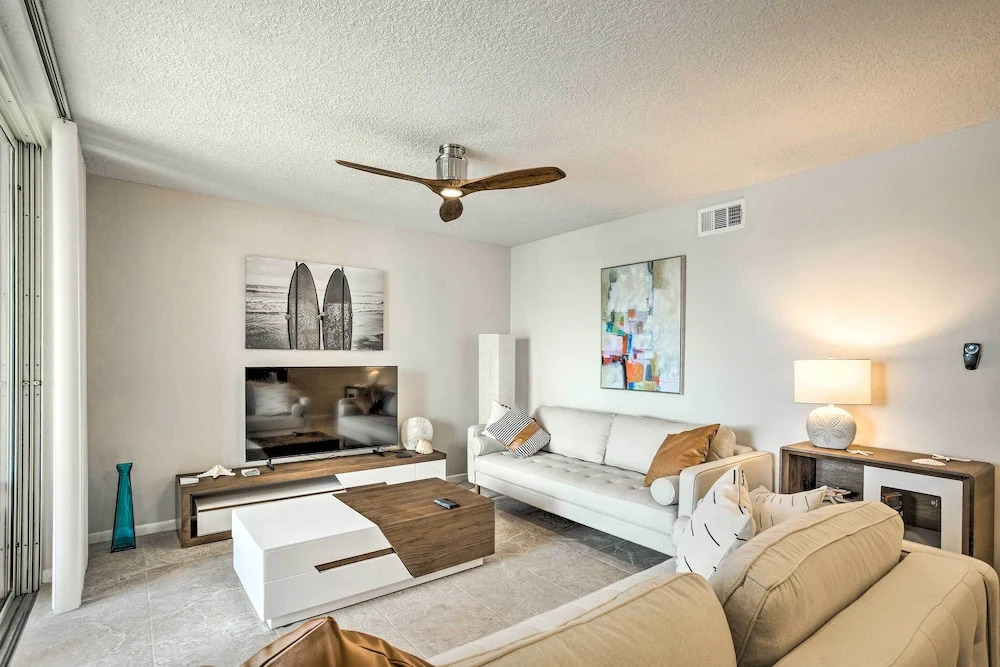 Jupiter Bay Condo w/ Pool < Half Mile to Beach!