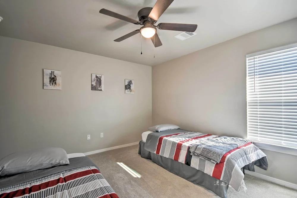Bright Amarillo Townhome Near Parks & Town!