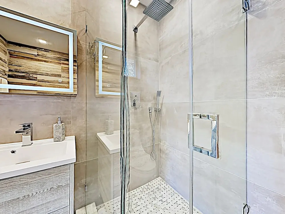 New Listing! Ultra-modern Luxury W/ Hot Tub 4 Bedroom Home