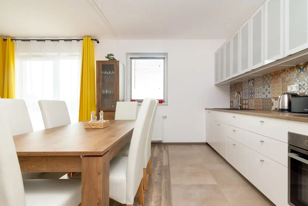 Warsaw Airport 3 Bedroom Apartment