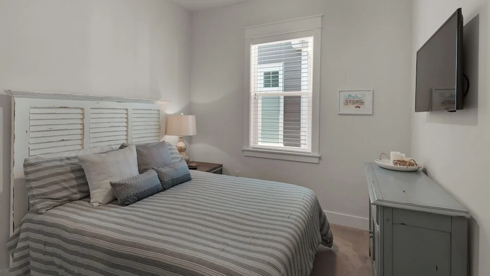 Modern Comfort + Resort Style Pool: Perfect Prominence Location for 10