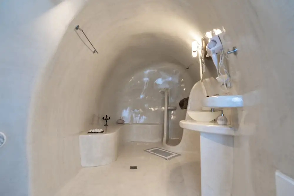 Fira-Cave-Sleeps 13-Parking-Pool-Pet Friendly