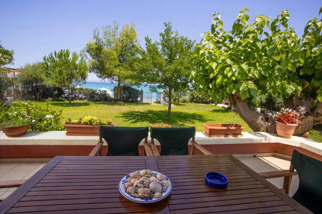 Villa Aurora – Beachfront, 2mins to Mamalouka and Blue Carpet